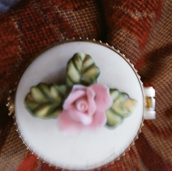 Collectable porcelain mini pill comtainer - Picture 5 of 13